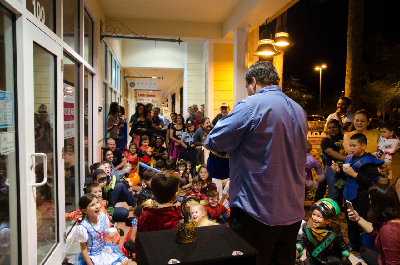 Crowd-Royal-Scoop-Naples-Magician