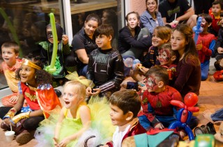 Great crowd for the magic show at Naples' Royal Scoop.  With their balloons and faces painted, of course!